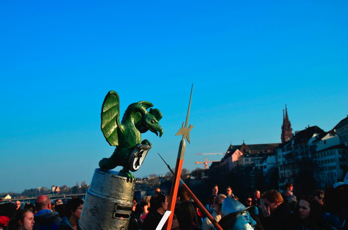 — Basilic sur le casque d'un chevalier vu sur le Mittlere Brücke — Carnaval — Bâle/Basel —